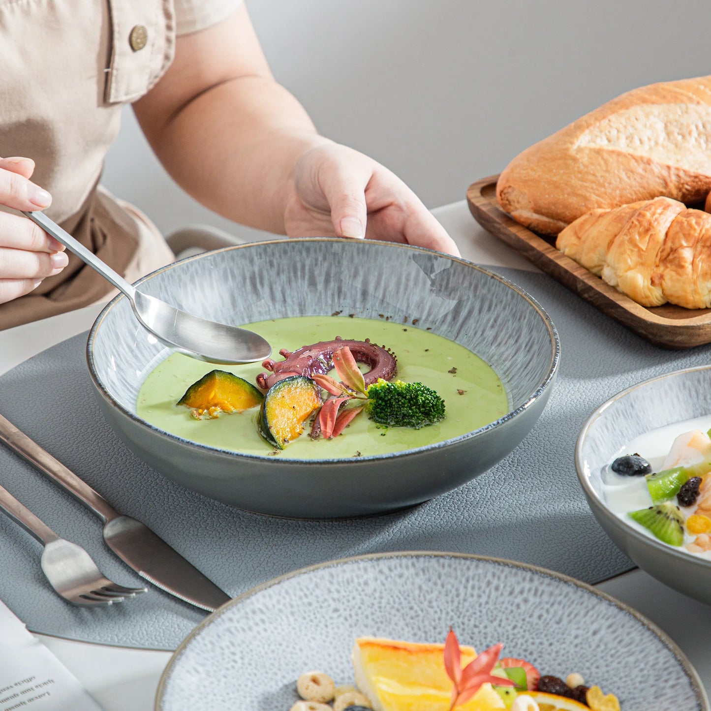 vancasso 4-16 Piece Embossed Stoneware Tableware Set with 4PCS Dinner/Dessert Plate/Soup Bowl for 4/8/12 person